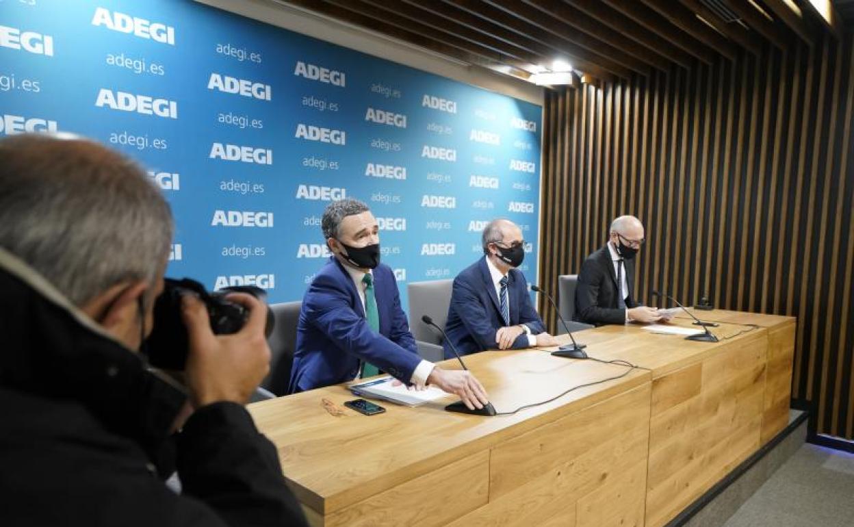 José Miguel Ayerza, Eduardo Junkera y Patxi Sasigain han presentado los datos de la encuesta. 