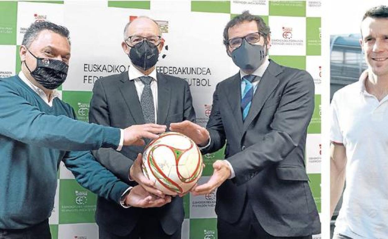 Carlos Gómez, Javier Landeta y Jon Larrea, integrantes de la candidatura 'Denon Taldea' y, a la derecha, Koikili Lertxundi. 