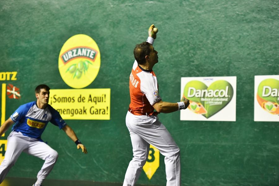 Campeonato de parejas: Joseba Ezkurdia se come a Aimar Olaizola II y Beñat Rezusta. 