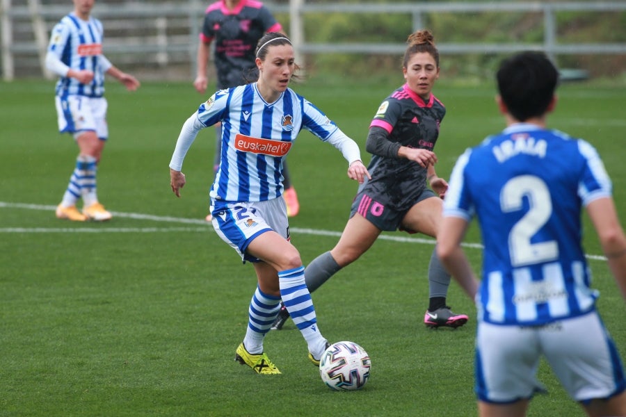 La Real jugó veinte minutos con una menos tras la expulsión de Mendoza y acabó sufriendo frente a un buen Madrid CFF que propuso una presión alta en campo contrario a lo largo de todo el partido. 