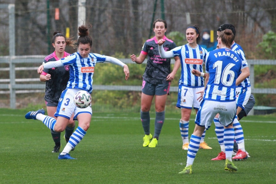 La Real jugó veinte minutos con una menos tras la expulsión de Mendoza y acabó sufriendo frente a un buen Madrid CFF que propuso una presión alta en campo contrario a lo largo de todo el partido. 
