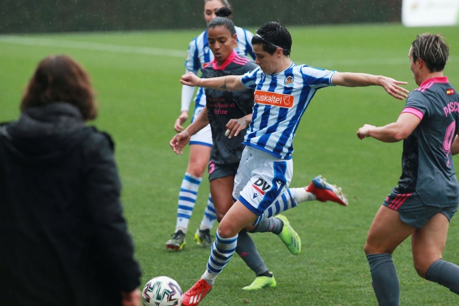 La Real jugó veinte minutos con una menos tras la expulsión de Mendoza y acabó sufriendo frente a un buen Madrid CFF que propuso una presión alta en campo contrario a lo largo de todo el partido. 