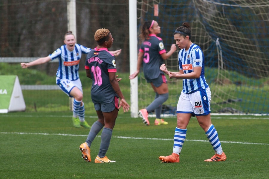 La Real jugó veinte minutos con una menos tras la expulsión de Mendoza y acabó sufriendo frente a un buen Madrid CFF que propuso una presión alta en campo contrario a lo largo de todo el partido. 