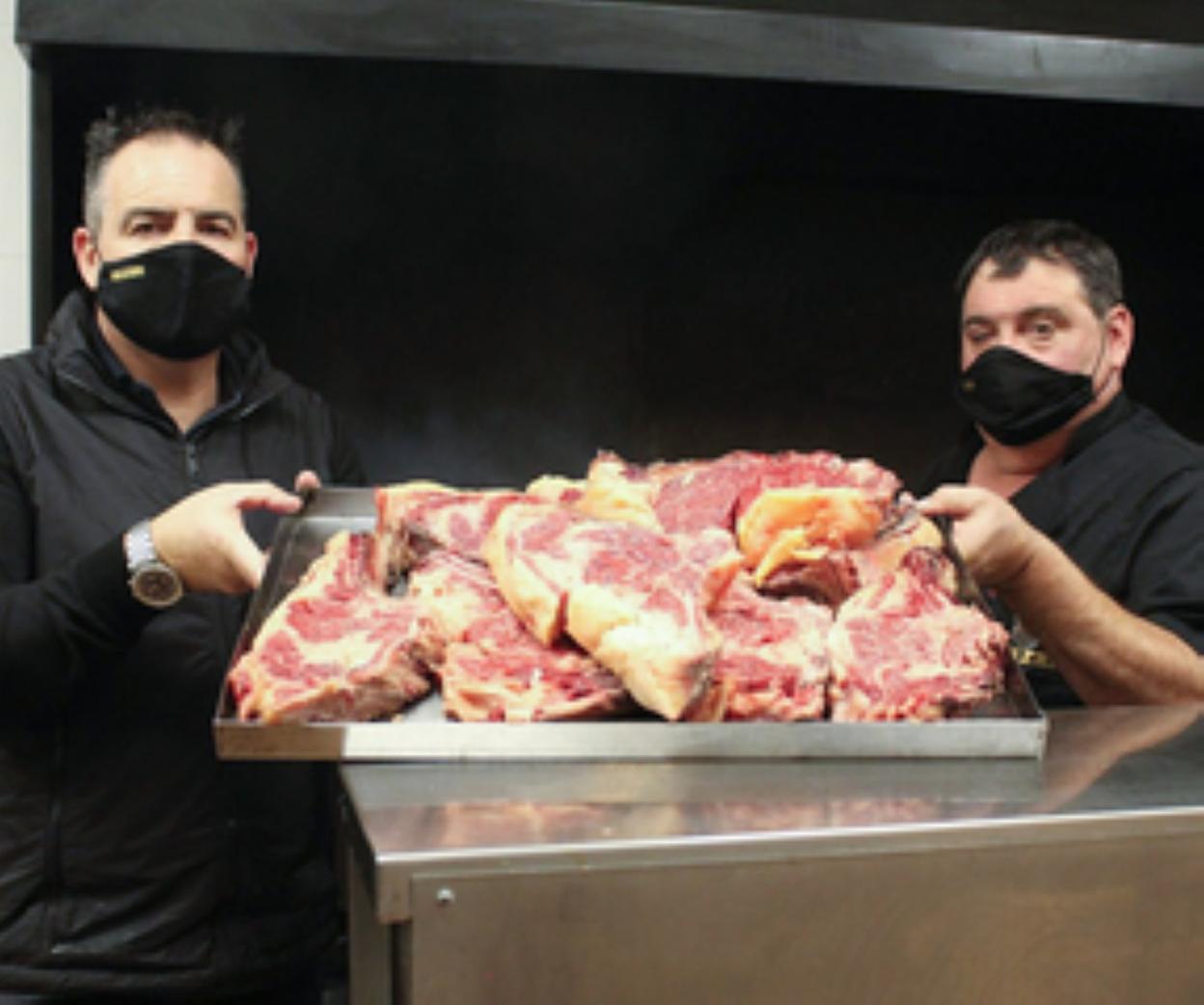 Napoleón, Esteban y Ramón Lertxundi son quienes mantienen viva la tradición sidrera de la familia. 