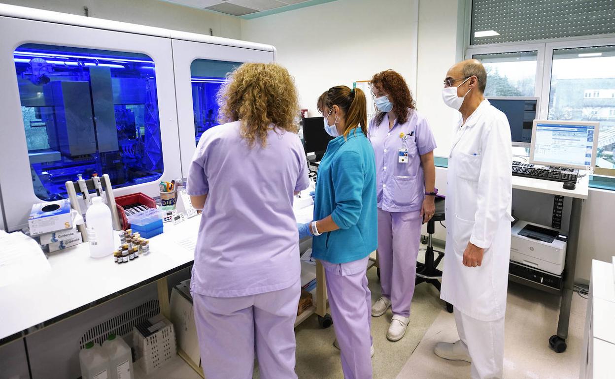 El doctor Cilla supervisa el trabajo en el laboratorio de serología.fotos: 