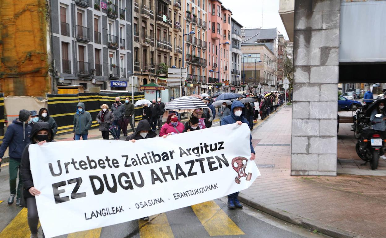 Cabeza de la manifestación que recorrió Eibar en el aniversario del accidente en el vertedero. 