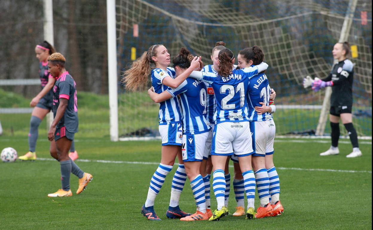 Las jugadoras de la Real celebran el gol marcado en Zubieta.