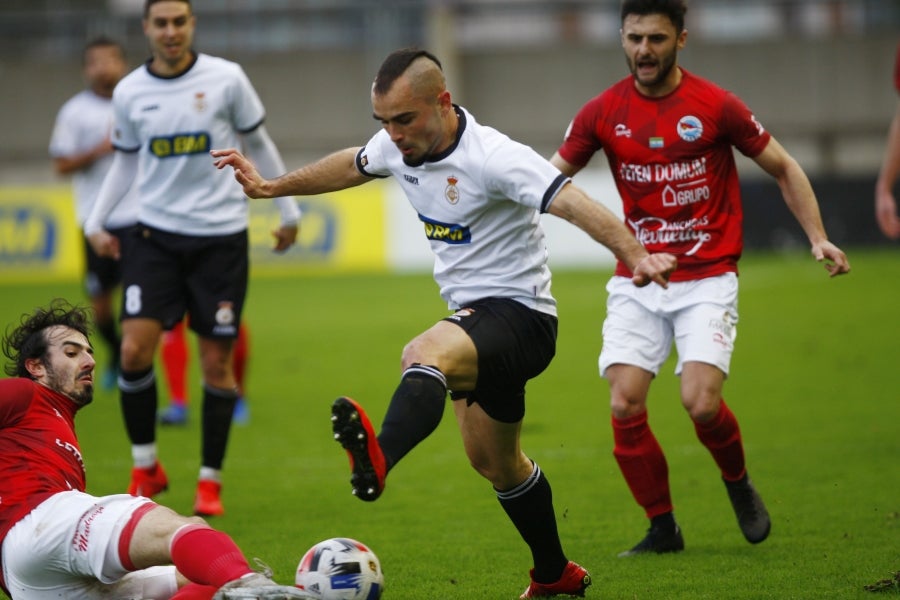 El Real Unión no afloja y este domingo ha sumado ante el Laredo su octavo triunfo del curso. Eso sí, los txuribeltz han tenido que fajarse de lo lindo para dejar los puntos en casa. El resultado final, 4-1, no refleja el sufrimiento de los de Aitor Zulaika en la segunda parte. 