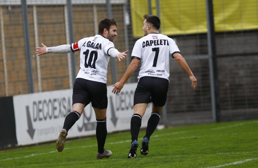 El Real Unión no afloja y este domingo ha sumado ante el Laredo su octavo triunfo del curso. Eso sí, los txuribeltz han tenido que fajarse de lo lindo para dejar los puntos en casa. El resultado final, 4-1, no refleja el sufrimiento de los de Aitor Zulaika en la segunda parte. 