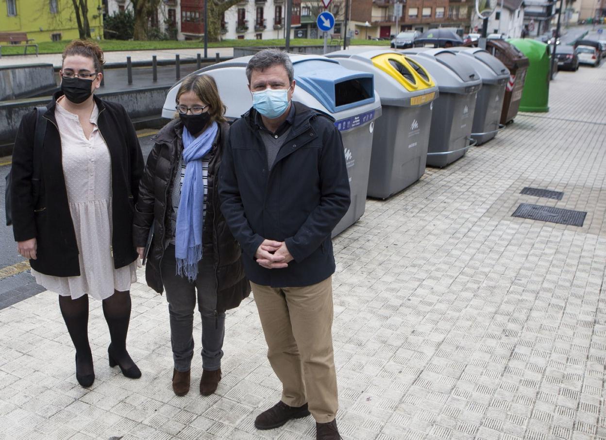 Mónica Martínez, Leire Zubitur y José Antonio Santano, ante los contenedores de Prudencia Arbide. 