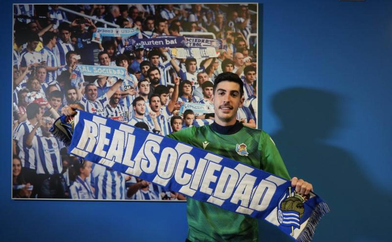 El sevillano posa con una bufanda de la Real en la sala de prensa de Zubieta. 