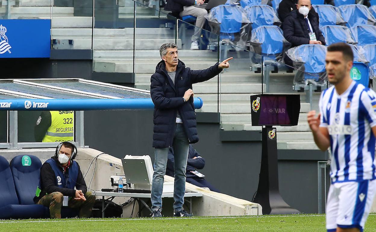 Imanol Alguacil da órdenes a sus jugadores en el transcurso del partido ante el Cádiz.