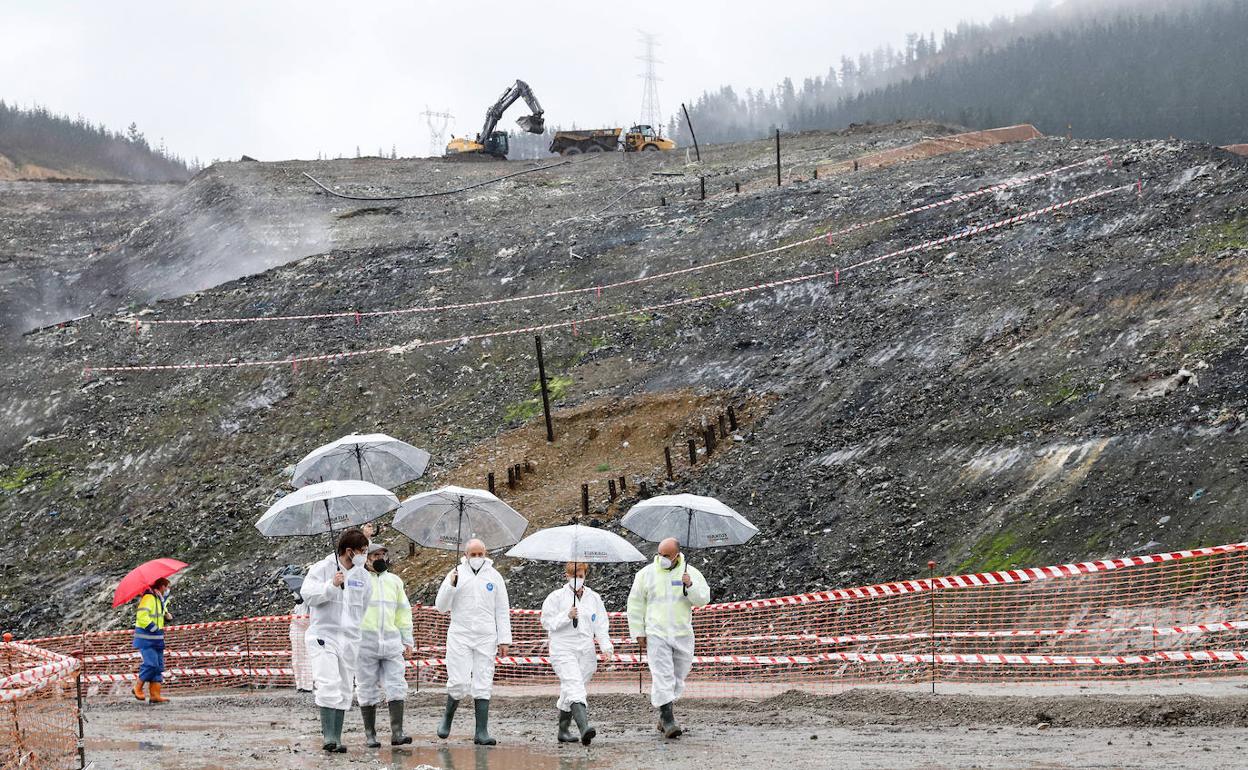 Erkoreka y Tapia recorren el vertedero de Zaldibar atendiendo las explicaciones de los operarios. 
