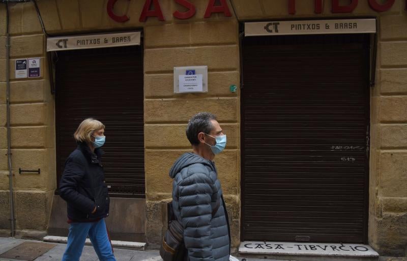 Bar cerrado en la parte vieja de Donostia.