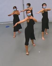 Imagen secundaria 2 - En la imagen superior, tres pianistas en la Escuela. Debajo, alumnas ensayando y un grupo de bailarinas. 