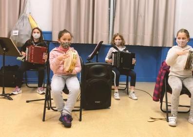 Imagen secundaria 1 - En la imagen superior, tres pianistas en la Escuela. Debajo, alumnas ensayando y un grupo de bailarinas. 