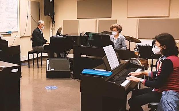 Imagen principal - En la imagen superior, tres pianistas en la Escuela. Debajo, alumnas ensayando y un grupo de bailarinas. 