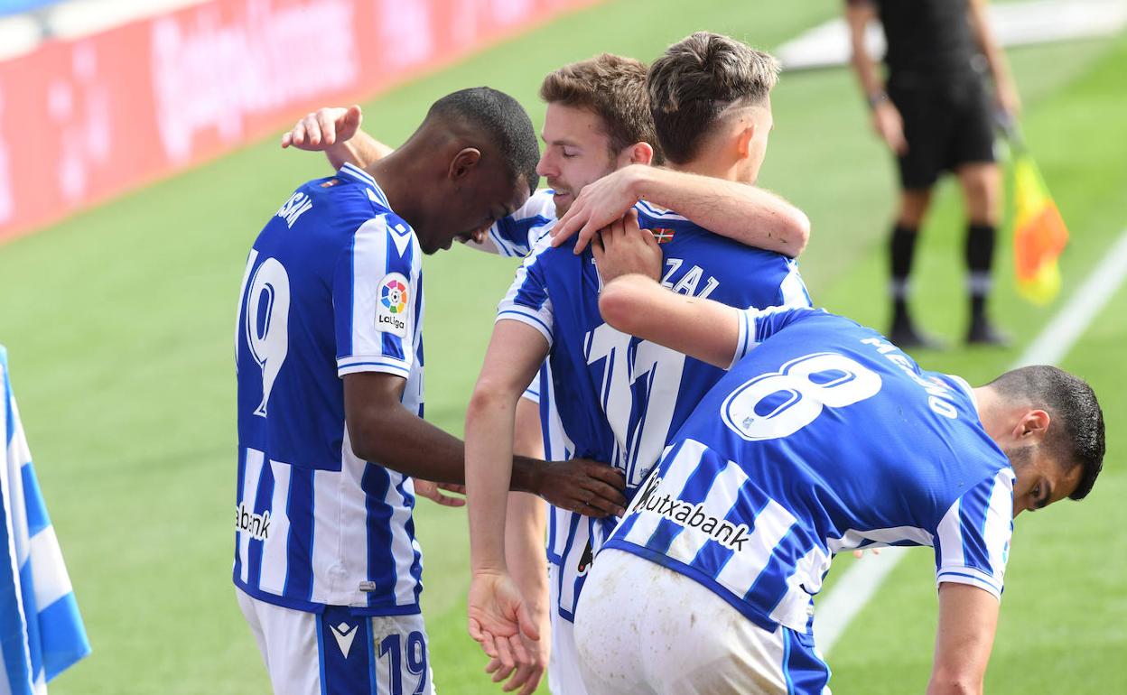 Isak celebra su gol con el resto de jugadores de la Real. 
