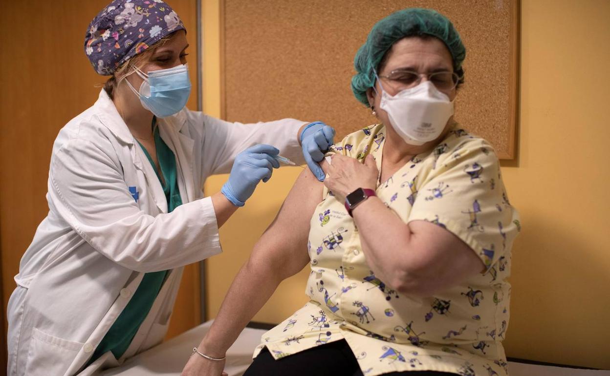 Vacunación de una sanitaria en Barcelona.