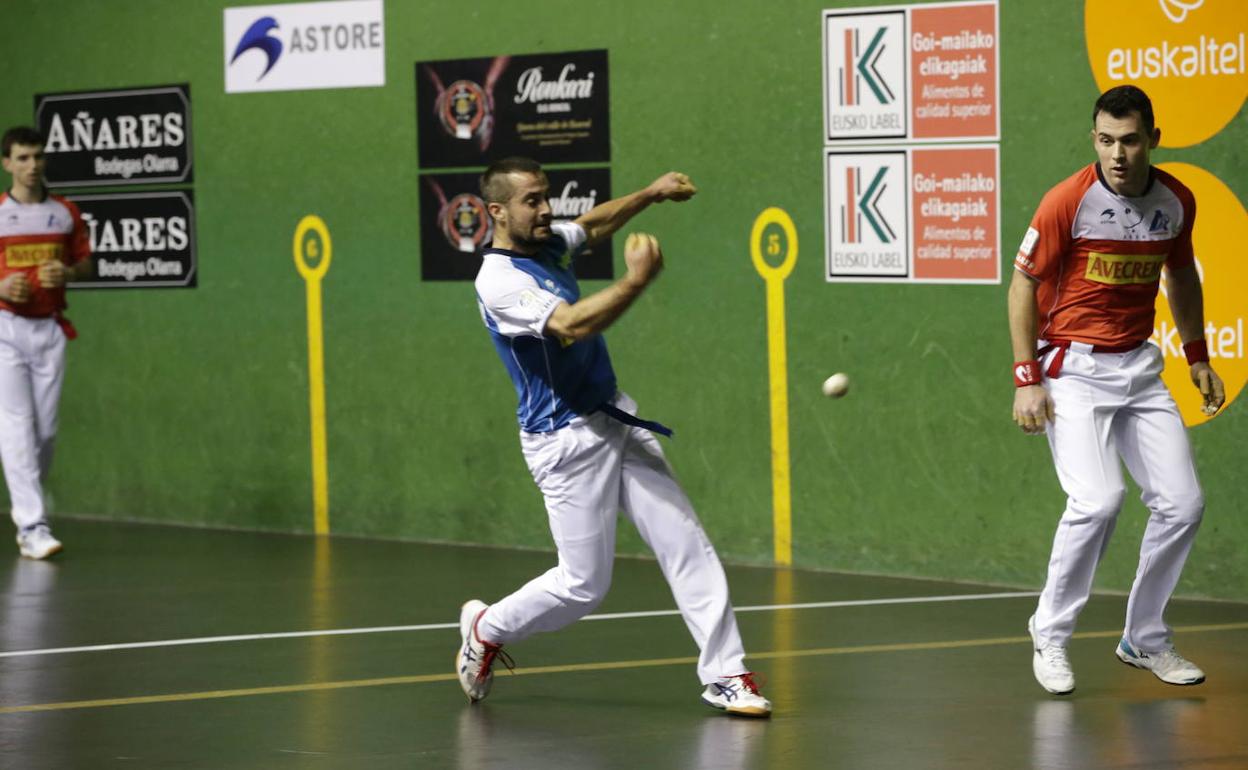 Oinatz Bengoetxea intenta una jugada ante la mirada de Erik Jaka en el partido de anoche en Zeanuri. 