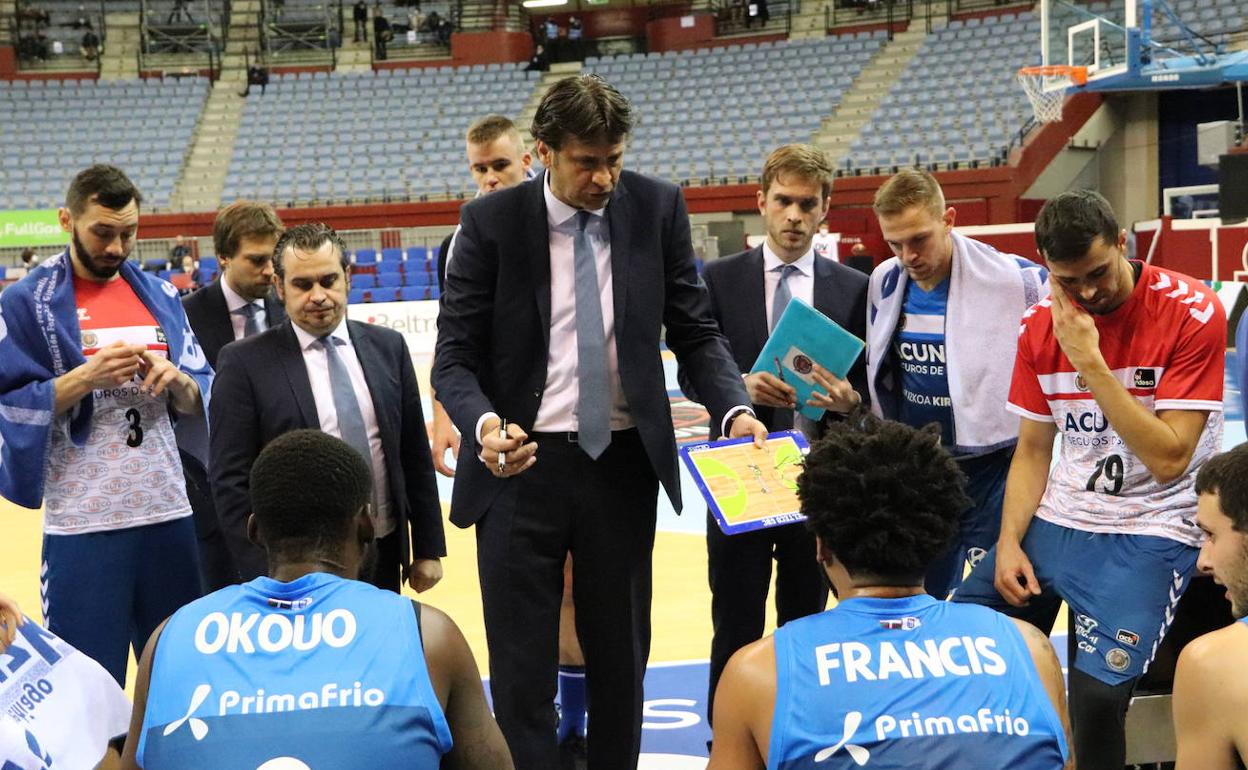 Marcelo Nicola da instrucciones a sus jugadores durante un partido en Illunbe.