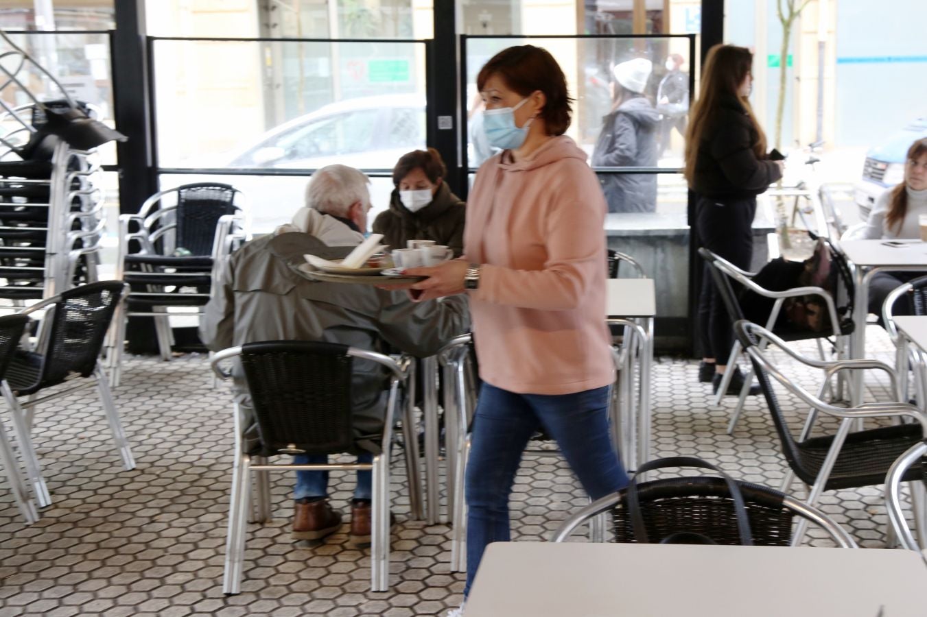 Donostia, Irun o Tolosa son algunos de los municipios con alta transmisión del virus que han podido reabrir sus bares gracias al recurso de los hosteleros.
