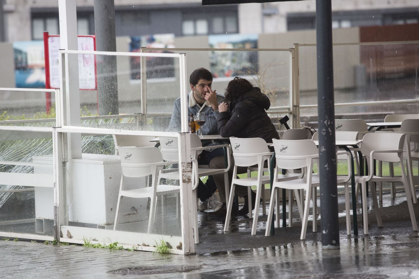 Donostia, Irun o Tolosa son algunos de los municipios con alta transmisión del virus que han podido reabrir sus bares gracias al recurso de los hosteleros.