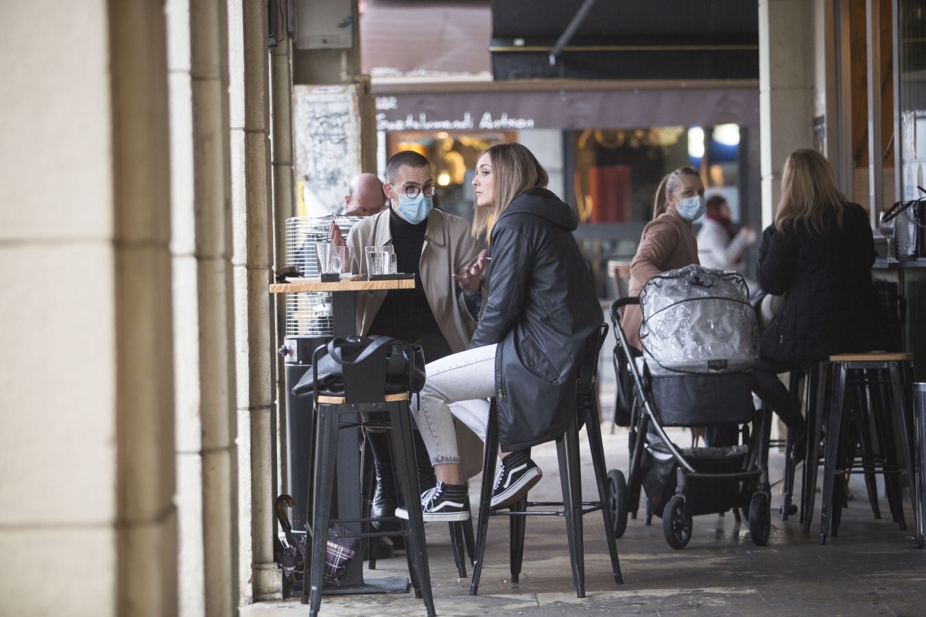 Donostia, Irun o Tolosa son algunos de los municipios con alta transmisión del virus que han podido reabrir sus bares gracias al recurso de los hosteleros.