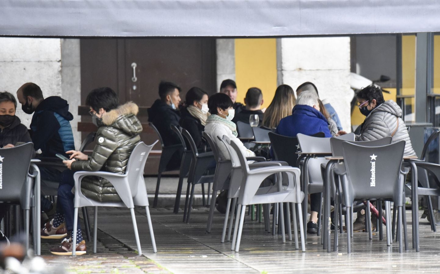 Donostia, Irun o Tolosa son algunos de los municipios con alta transmisión del virus que han podido reabrir sus bares gracias al recurso de los hosteleros.