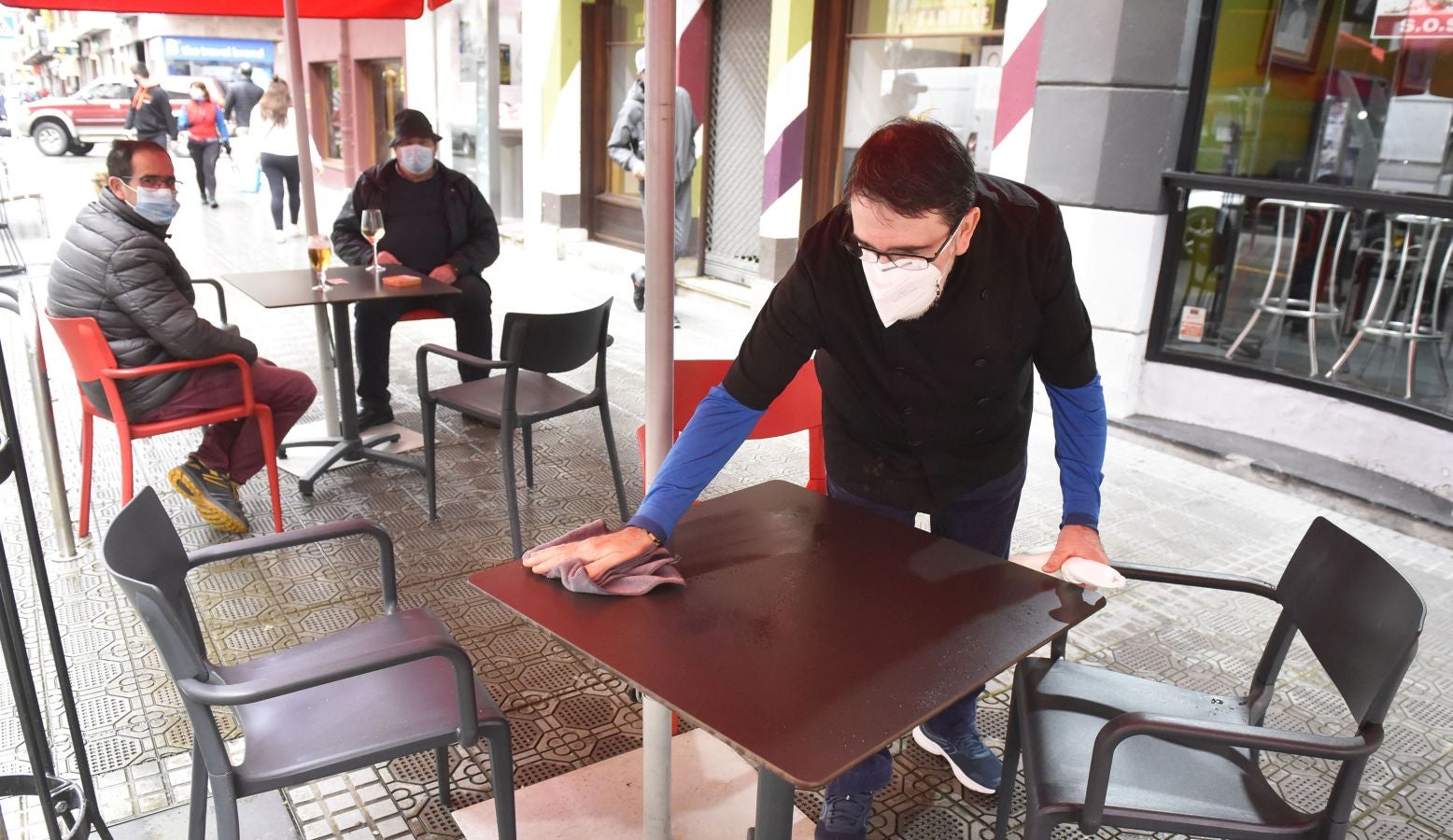 Donostia, Irun o Tolosa son algunos de los municipios con alta transmisión del virus que han podido reabrir sus bares gracias al recurso de los hosteleros.