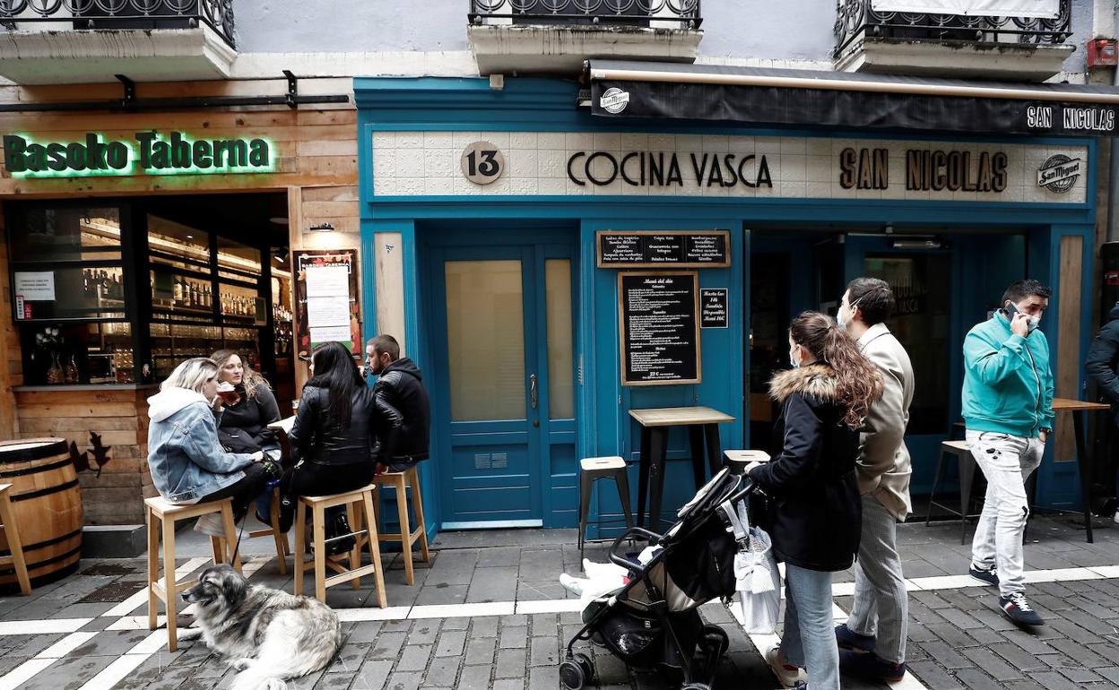 Clientes en el exterior de un bar en Pamplona.