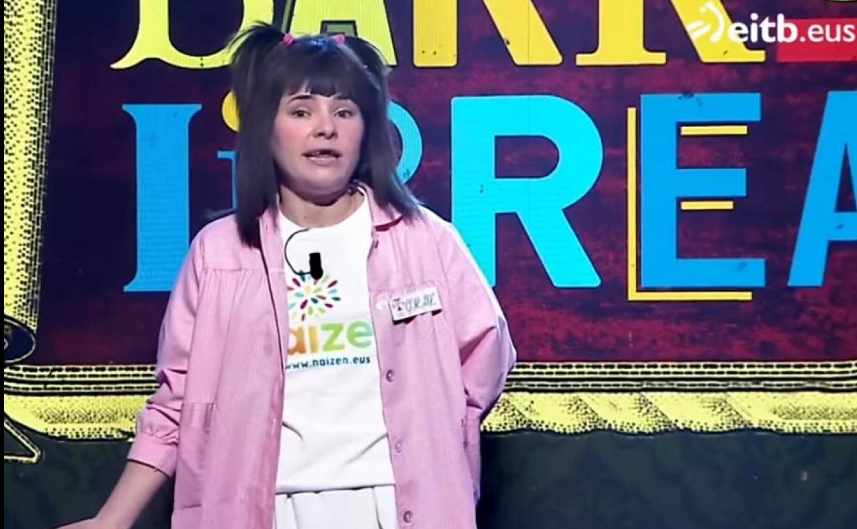 Gorane, ikasgelako kontuak helduekin partekatzen. 