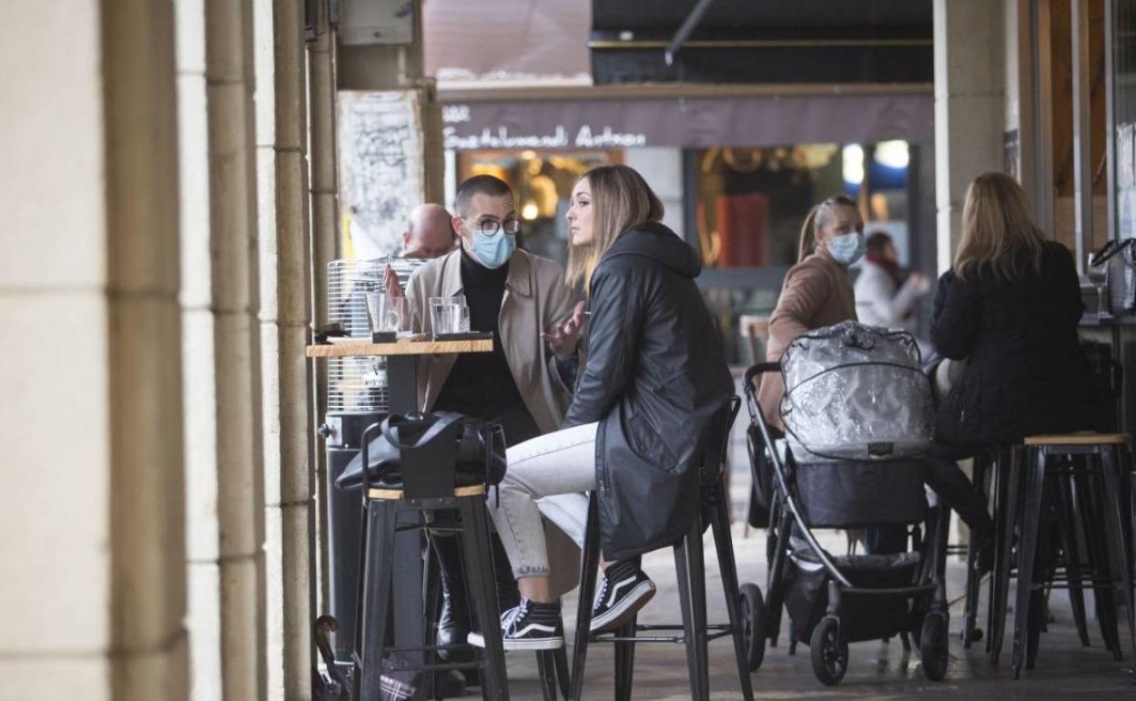 El juez que ha reabierto los bares en Euskadi menosprecia el trabajo de los epidemiólogos