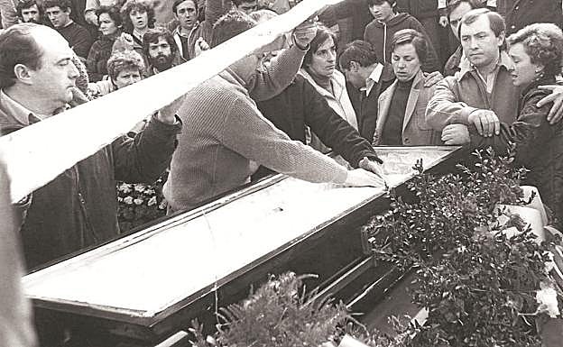 Día 16. La familia de Joxe Arregi accedió a exponer el féretro en la plaza de Zizurkil el día del funeral y posterior entierro.