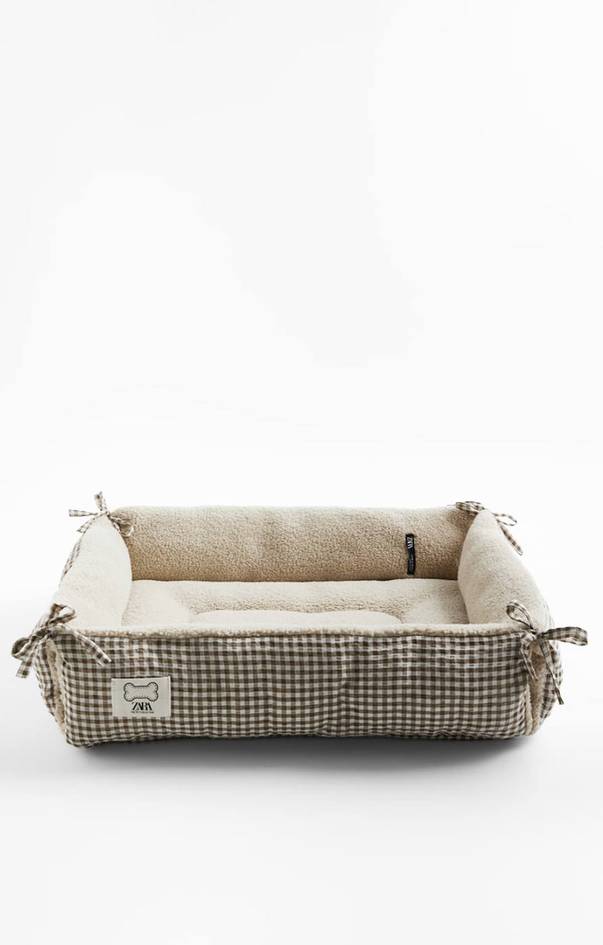 Siguiendo con la tónica de los últimos meses, Zara ha sorprendido con el lanzamiento de la colección 'Pet', dentro de las líneas existentes en el catálogo de la empresa