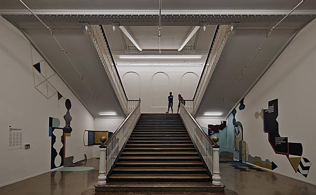 Imagen principal - Tabakalera conserva su escalera central original. Marsella. Una vista del interior de la antigua fábrica de tabacos La Friche de la Belle de Mai. París. El Cent Quatre ocupa desde 2008 una antigua funeraria del Distrito 19 de la capital francesa.