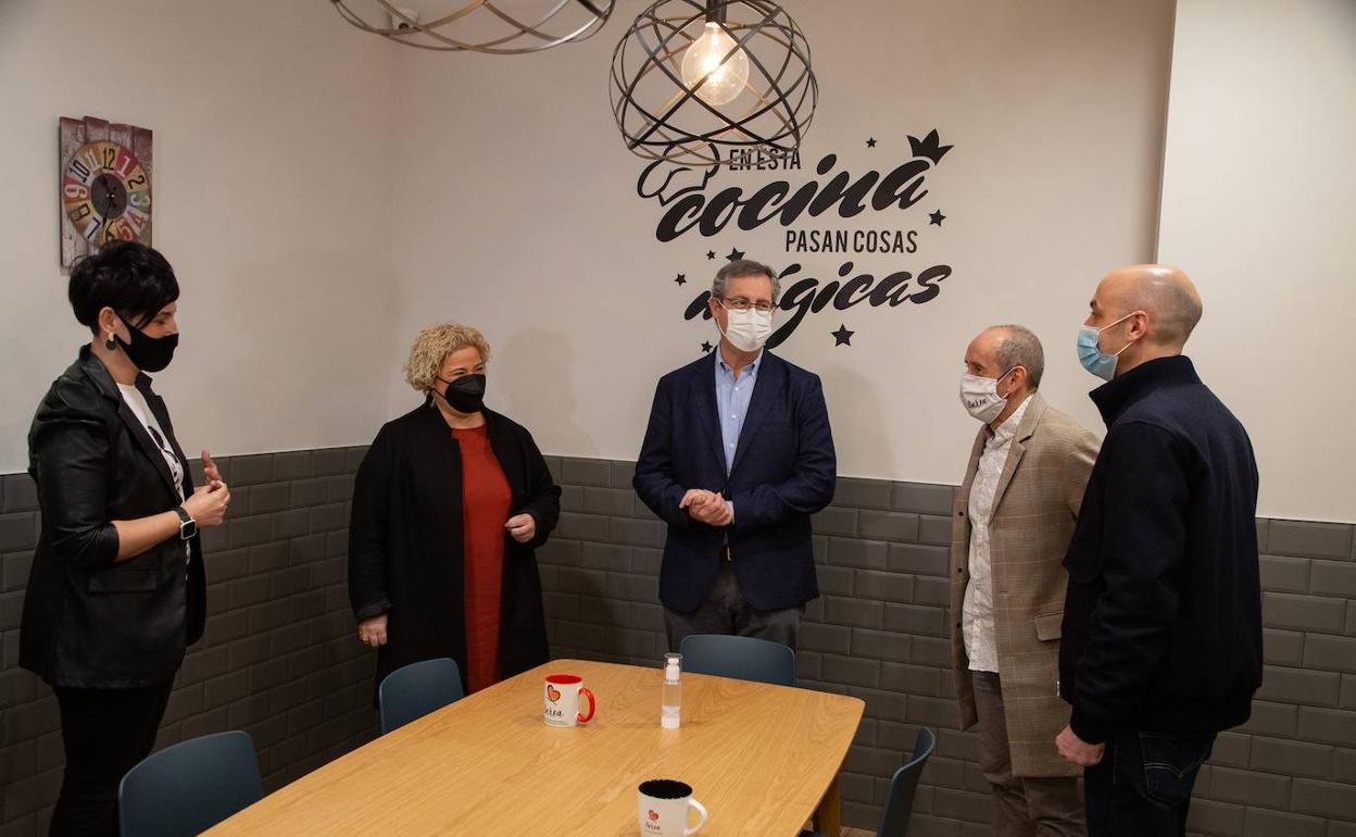 Autoridades y responsables de la Asociación Beroa, este jueves durante la presentación de la campaña 'Invisibles'. 