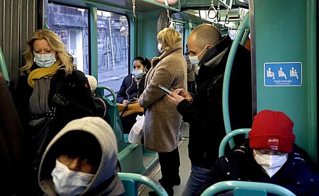 Viajeros dentro de un autobús.