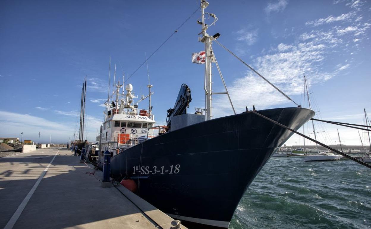 Crisis de refugiados: El Aita Mari zarpa de Almería hacia el Mediterráneo Central para salvar migrantes