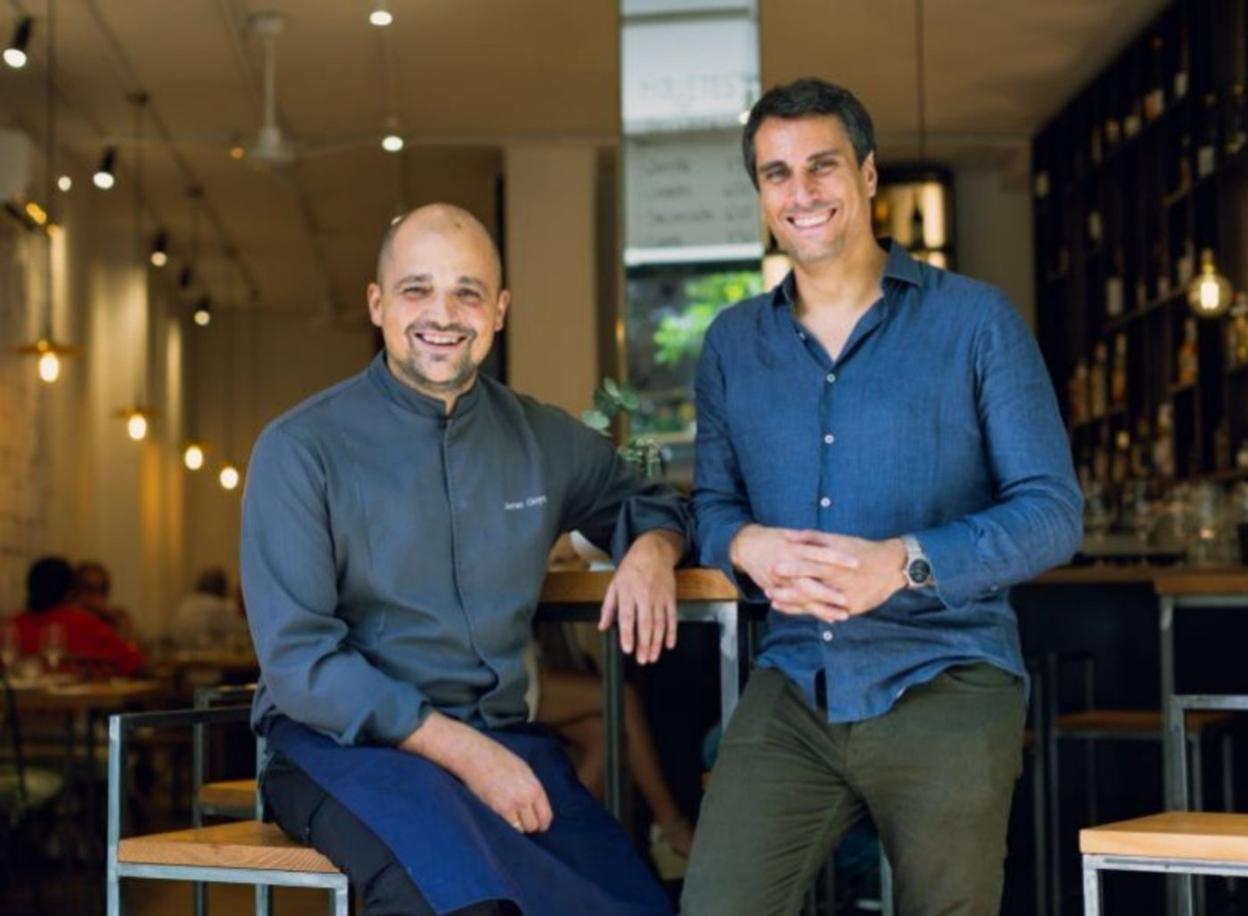 Fran Ramírez y Javier Goya son dos titanes que nonecesitan de muchas presentaciones, pues llevan años peleándose el jornal en sala y cocina, respectivamente.