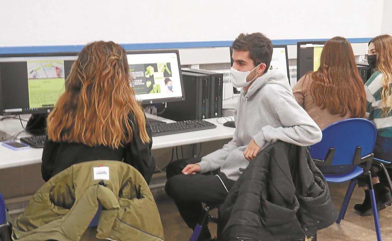 Estudiantes de 2º de Bachillerato de Oianguren BHI trabajando en su proyecto de STARTinnova. 