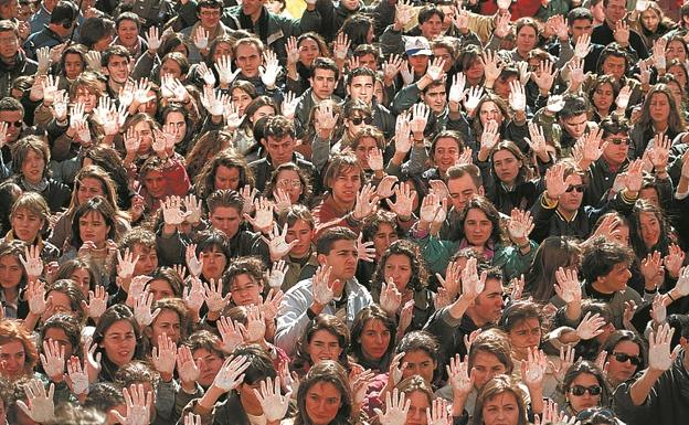 Miles de estudiantes protestan en Madrid con las manos blancas.