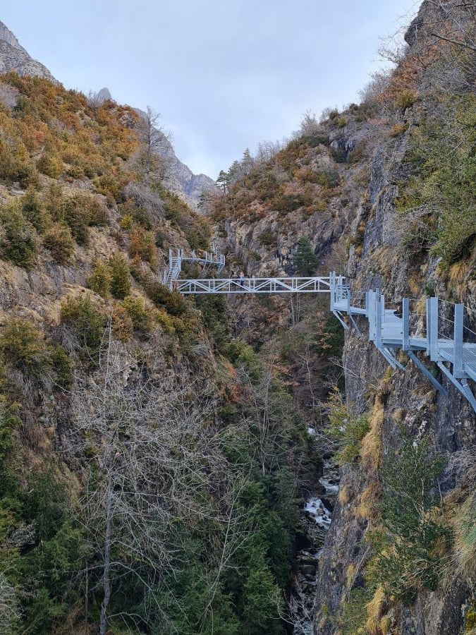 Esta primavera se inaugurará la pasarela de un kilómetro construida en el desfiladero del río Caldarés, cerca de la estación de esquí