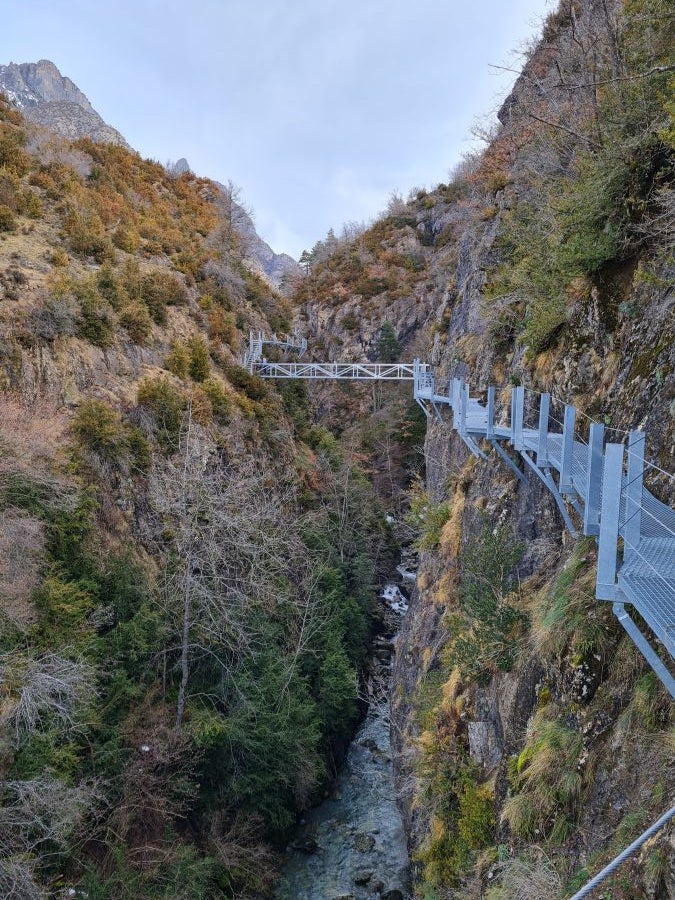 Esta primavera se inaugurará la pasarela de un kilómetro construida en el desfiladero del río Caldarés, cerca de la estación de esquí