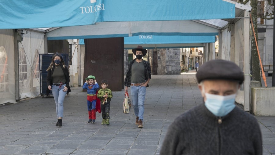 El calendario marca que es domingo de carnaval pero en las calles de la villa papelera parece un domingo más de la época Covid. Apenas en algunas terrazas de bares se ha podido ver a gente disfrazada o con un alguna peluca que diera «color» a la cita entre amigos o familiares. 