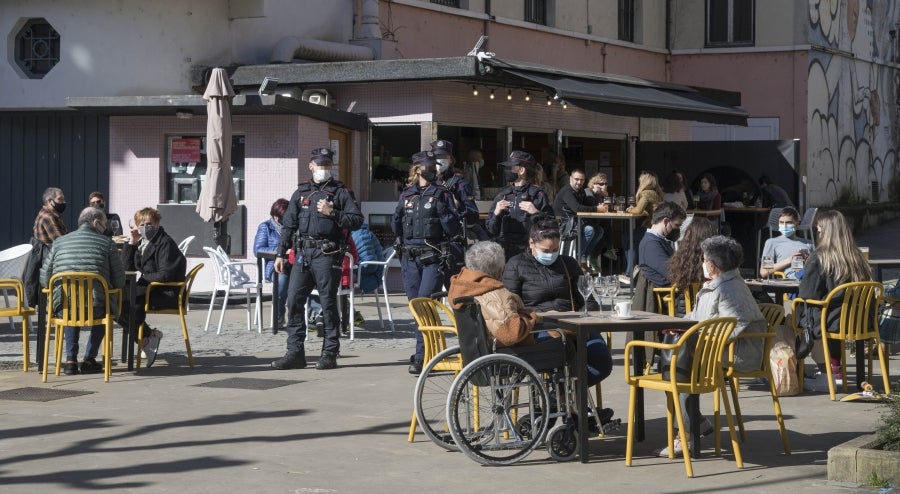 El calendario marca que es domingo de carnaval pero en las calles de la villa papelera parece un domingo más de la época Covid. Apenas en algunas terrazas de bares se ha podido ver a gente disfrazada o con un alguna peluca que diera «color» a la cita entre amigos o familiares. 