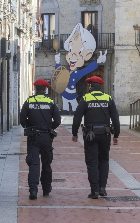 El calendario marca que es domingo de carnaval pero en las calles de la villa papelera parece un domingo más de la época Covid. Apenas en algunas terrazas de bares se ha podido ver a gente disfrazada o con un alguna peluca que diera «color» a la cita entre amigos o familiares. 