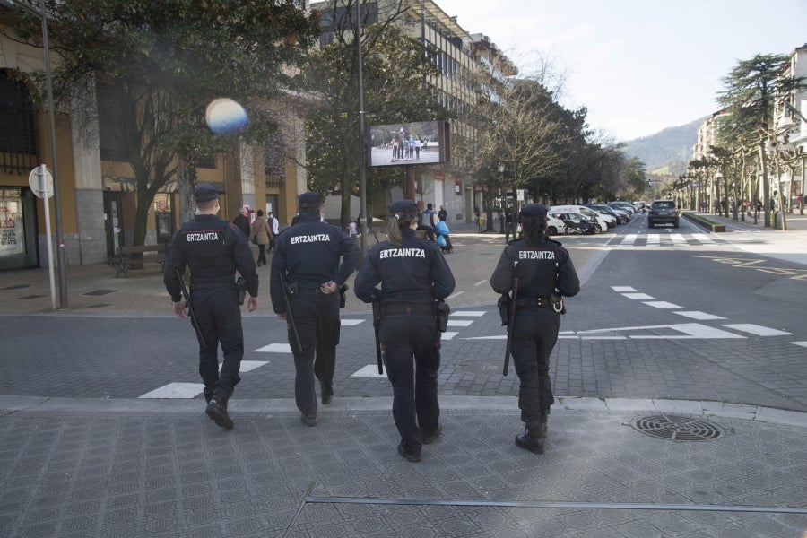 El calendario marca que es domingo de carnaval pero en las calles de la villa papelera parece un domingo más de la época Covid. Apenas en algunas terrazas de bares se ha podido ver a gente disfrazada o con un alguna peluca que diera «color» a la cita entre amigos o familiares. 