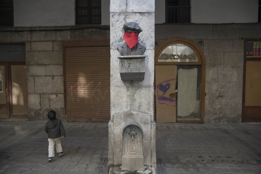 El calendario marca que es domingo de carnaval pero en las calles de la villa papelera parece un domingo más de la época Covid. Apenas en algunas terrazas de bares se ha podido ver a gente disfrazada o con un alguna peluca que diera «color» a la cita entre amigos o familiares. 