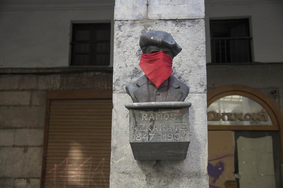 El calendario marca que es domingo de carnaval pero en las calles de la villa papelera parece un domingo más de la época Covid. Apenas en algunas terrazas de bares se ha podido ver a gente disfrazada o con un alguna peluca que diera «color» a la cita entre amigos o familiares. 